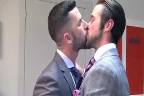 engulfing   Mega Cut 10-Pounder In Suit