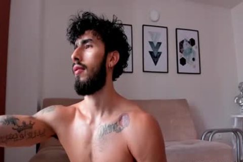 gorgeous Muscled boy Shaking His 10-Pounder In Live