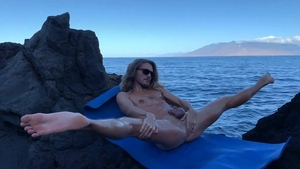 AlternaDudes - Long hair Keleb show balls